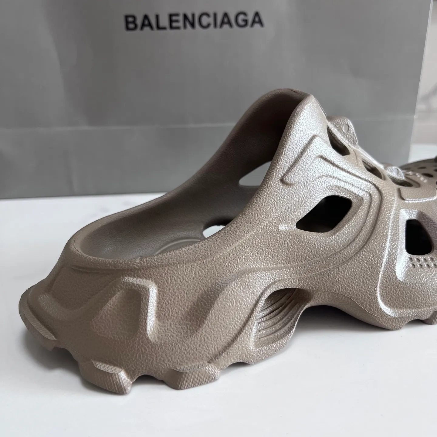 👟👟Ex-factory price 380👟👟 Balenciaga must-have beach shoes for summer: Men's and women's shoes are made of ultra-light 95% (injection molding) EVA plastic, 5% foam plastic foam cushioning material #Ultra-lightweight one-piece foam shoe mold ❗ New summer product, French high-end luxury brand - Balenciaga BALENCIAGA 3XL Rubber Low Top Sneakers 3XL version series summer beach wading versatile trendy lace-up casual sports hole sandals. Size: 35-46